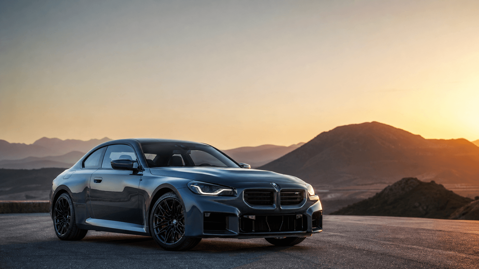 BMW Serie 2 coupe grafito en carretera de montana al atardecer