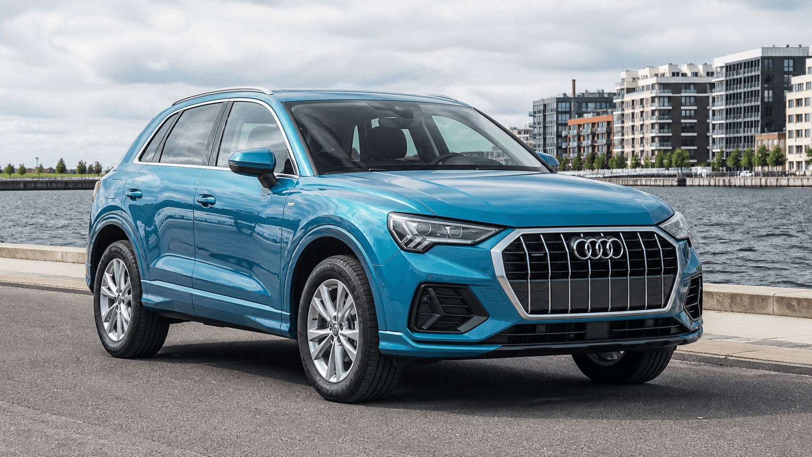 Audi Q3 F3 azul junto al agua