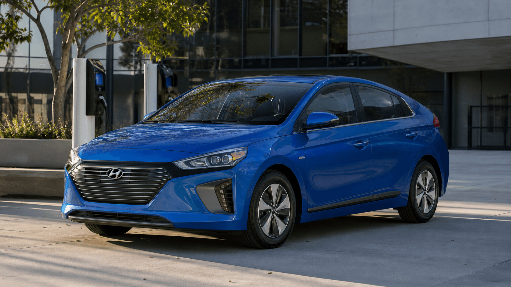 Hyundai Ioniq Hybrid azul comparado con Toyota Corolla Hybrid