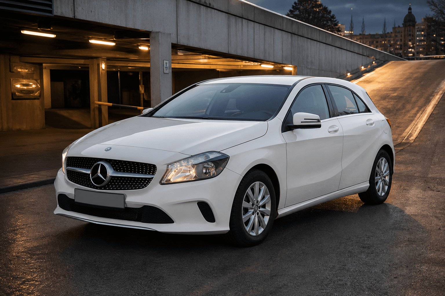 Mercedes-Benz Clase A W176 blanco junto a un parking urbano
