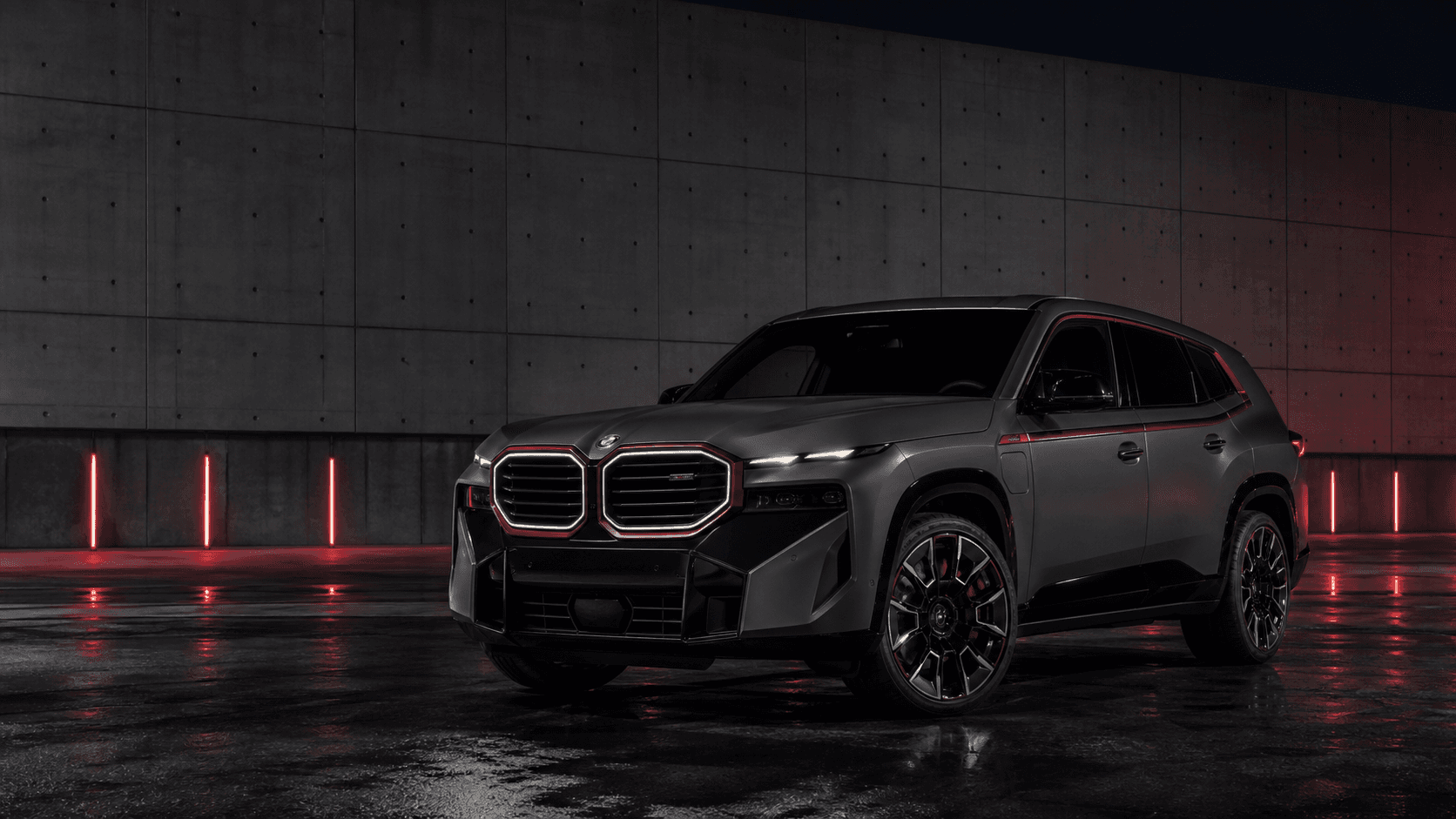 BMW XM Label negro en escenario industrial nocturno
